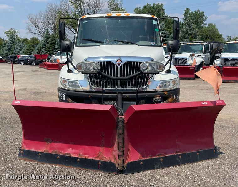 image for item DS8911 2013 International DuraStar 4300  spreader truck