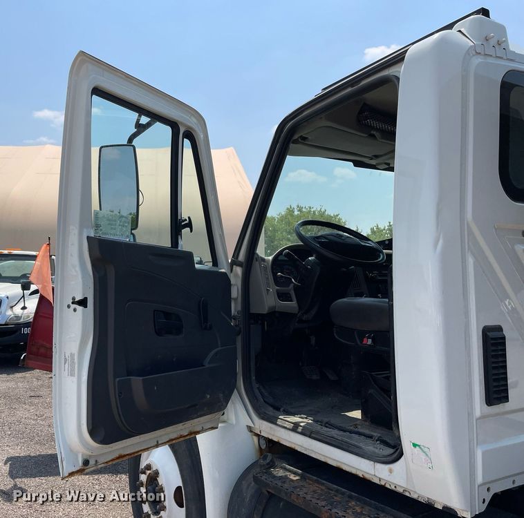 image for item DS8911 2013 International DuraStar 4300  spreader truck