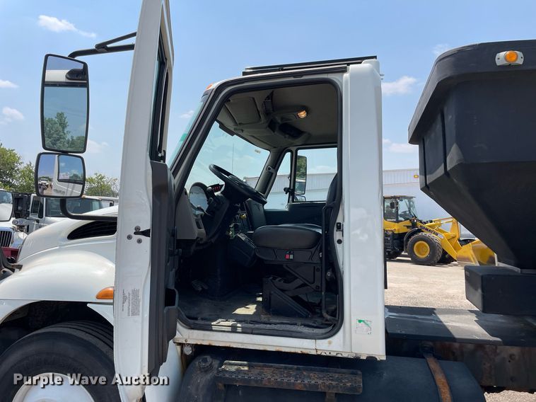 image for item DS8911 2013 International DuraStar 4300  spreader truck