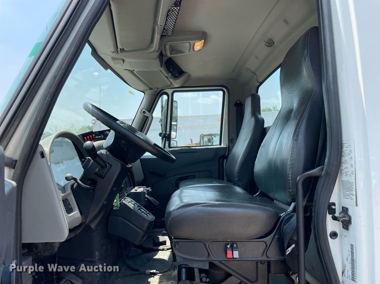 image for item DS8911 2013 International DuraStar 4300  spreader truck