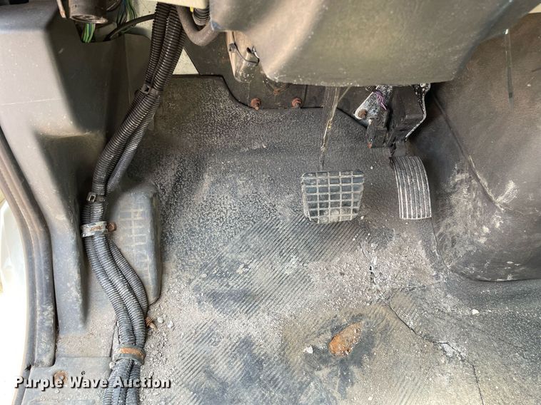 image for item DS8911 2013 International DuraStar 4300  spreader truck