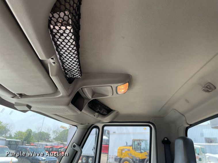 image for item DS8911 2013 International DuraStar 4300  spreader truck