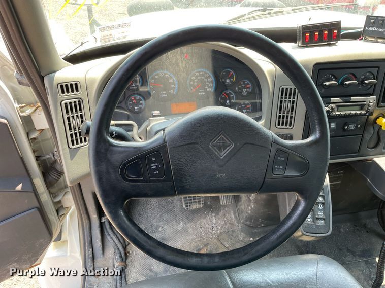 image for item DS8911 2013 International DuraStar 4300  spreader truck