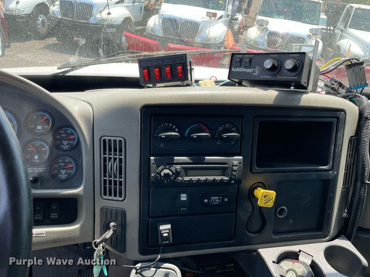 image for item DS8911 2013 International DuraStar 4300  spreader truck