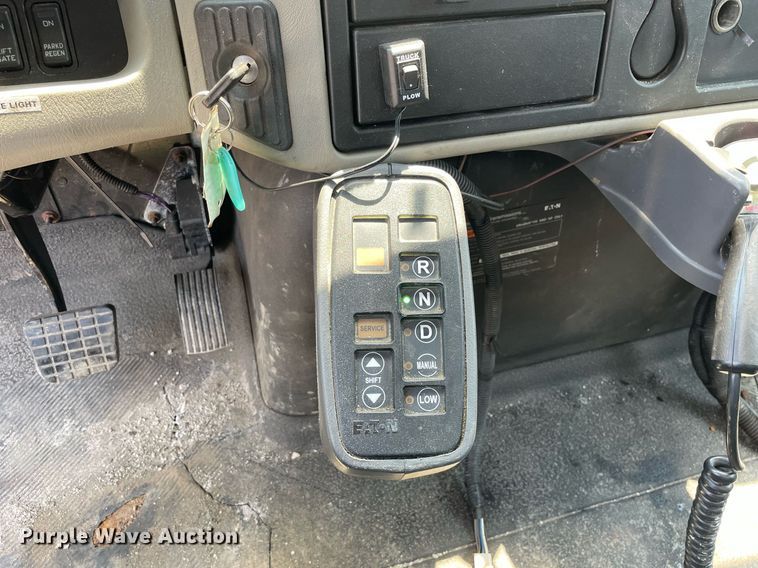 image for item DS8911 2013 International DuraStar 4300  spreader truck