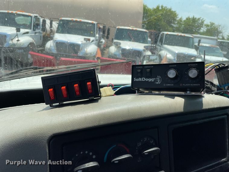 image for item DS8911 2013 International DuraStar 4300  spreader truck