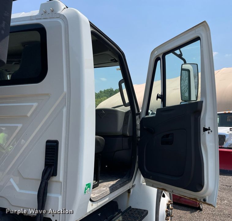 image for item DS8911 2013 International DuraStar 4300  spreader truck