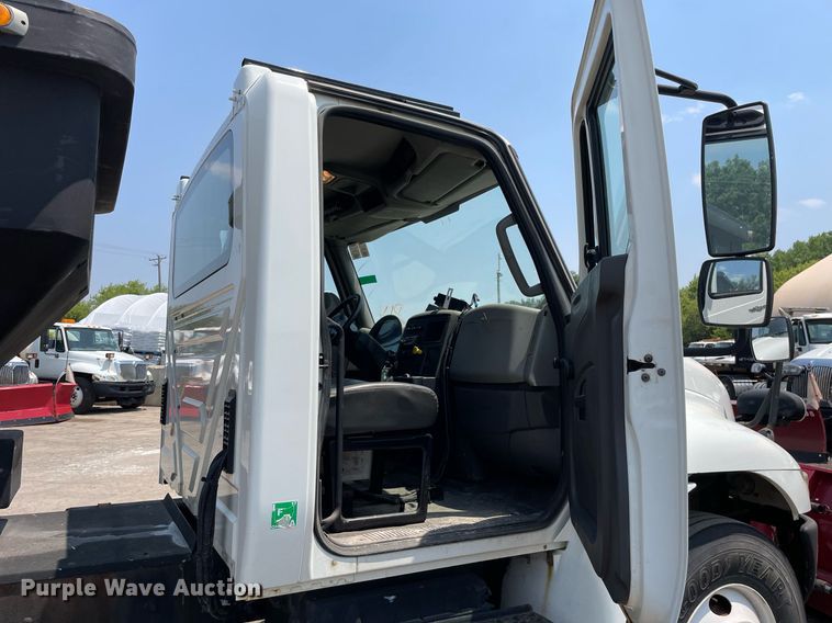 image for item DS8911 2013 International DuraStar 4300  spreader truck