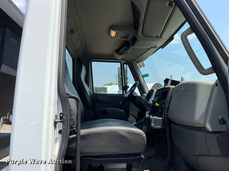 image for item DS8911 2013 International DuraStar 4300  spreader truck