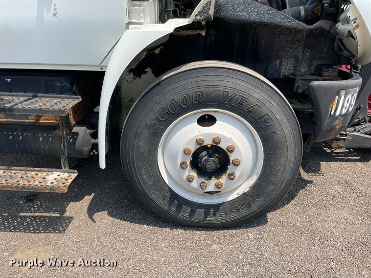 image for item DS8911 2013 International DuraStar 4300  spreader truck