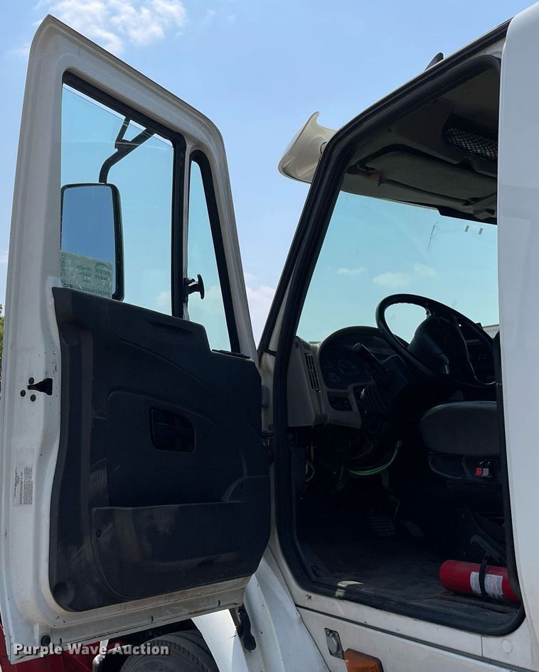 image for item DS8912 2012 International TranStar 8600  spreader truck