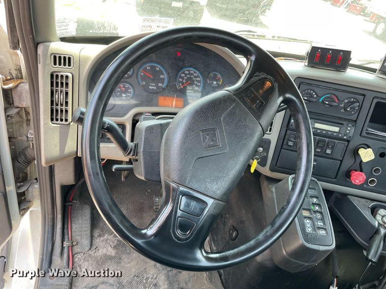 image for item DS8912 2012 International TranStar 8600  spreader truck