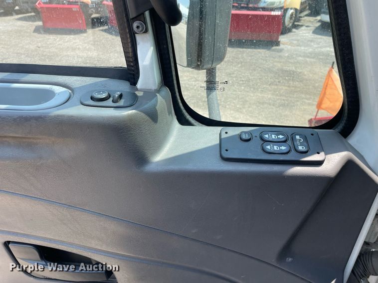 image for item DS8912 2012 International TranStar 8600  spreader truck