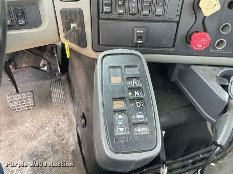 image for item DS8912 2012 International TranStar 8600  spreader truck