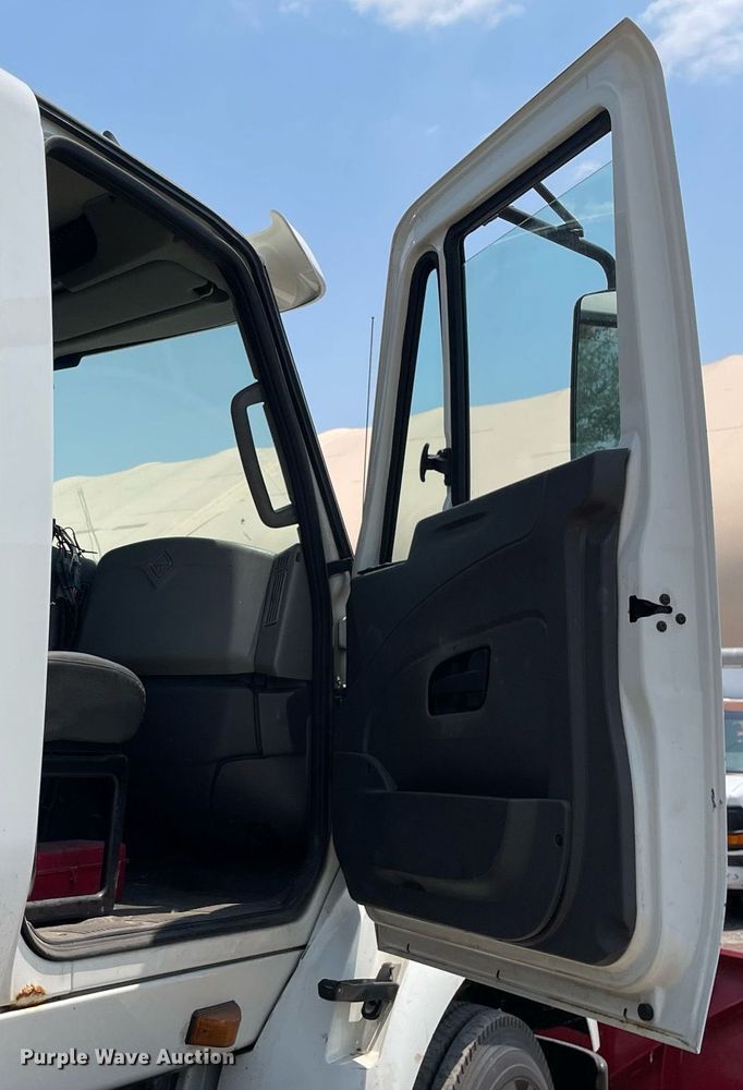 image for item DS8912 2012 International TranStar 8600  spreader truck