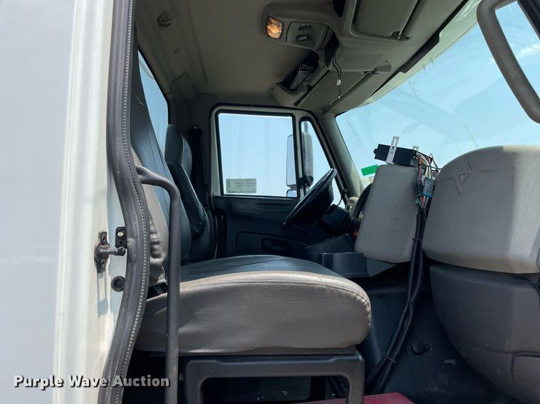 image for item DS8912 2012 International TranStar 8600  spreader truck