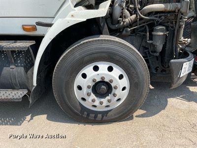 image for item DS8912 2012 International TranStar 8600  spreader truck