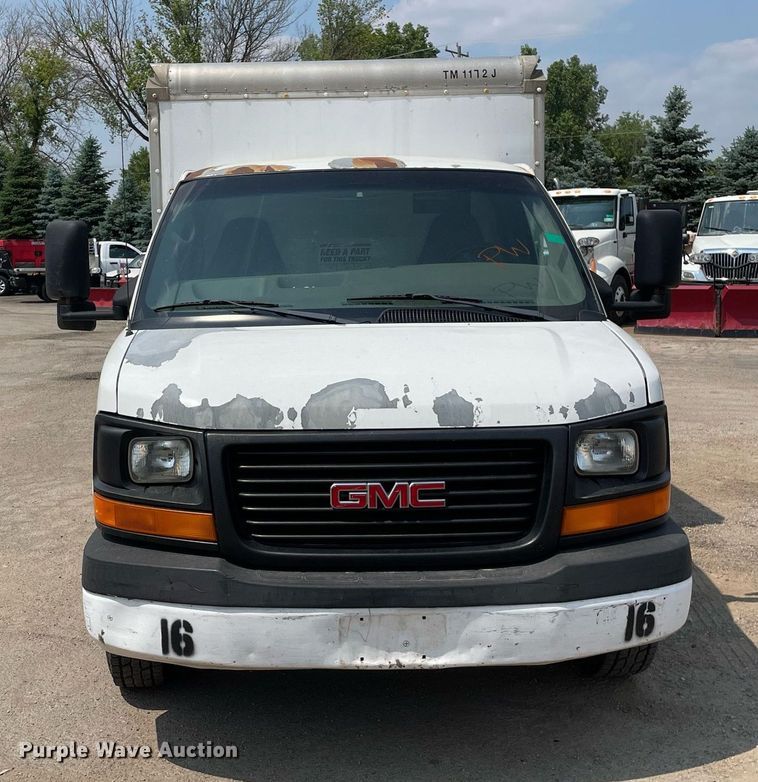image for item DS8913 2004 GMC Savana G3500  box truck