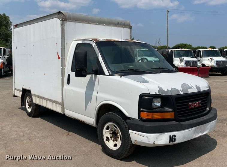 image for item DS8913 2004 GMC Savana G3500  box truck