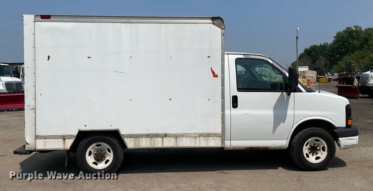 image for item DS8913 2004 GMC Savana G3500  box truck