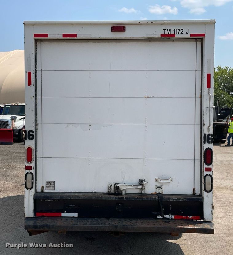 image for item DS8913 2004 GMC Savana G3500  box truck