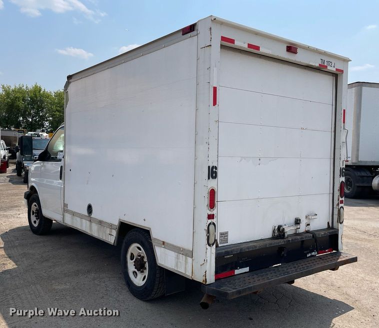 image for item DS8913 2004 GMC Savana G3500  box truck