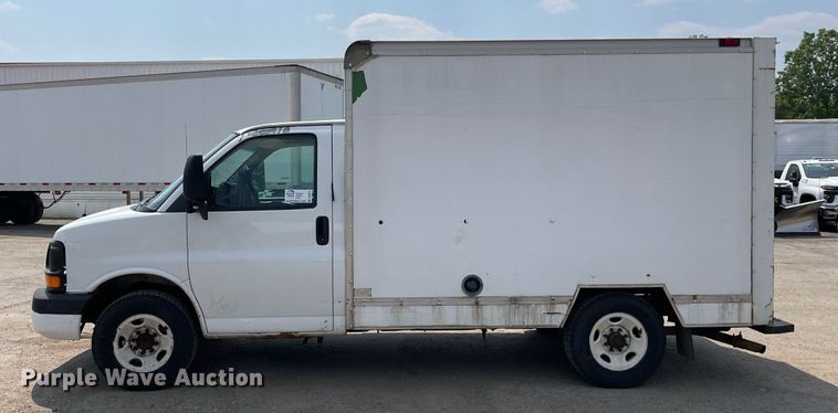 image for item DS8913 2004 GMC Savana G3500  box truck