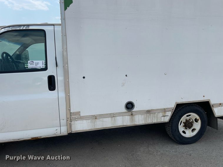 image for item DS8913 2004 GMC Savana G3500  box truck