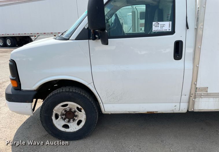 image for item DS8913 2004 GMC Savana G3500  box truck