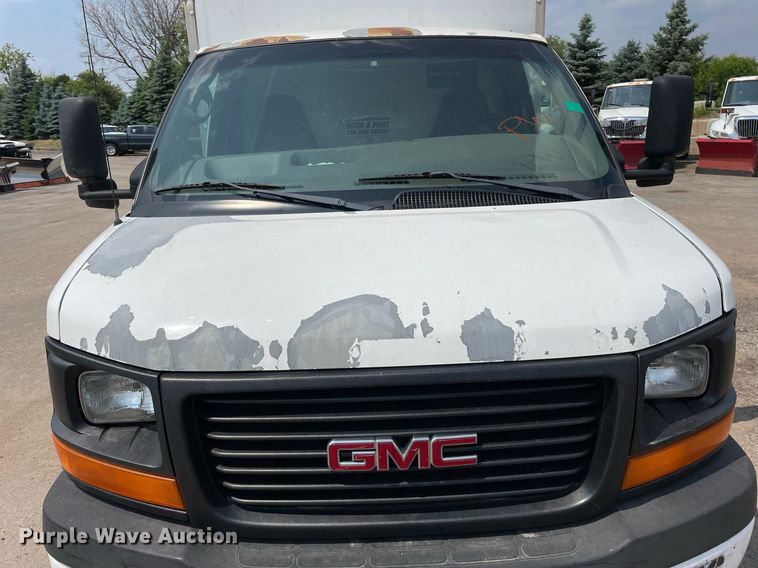 image for item DS8913 2004 GMC Savana G3500  box truck