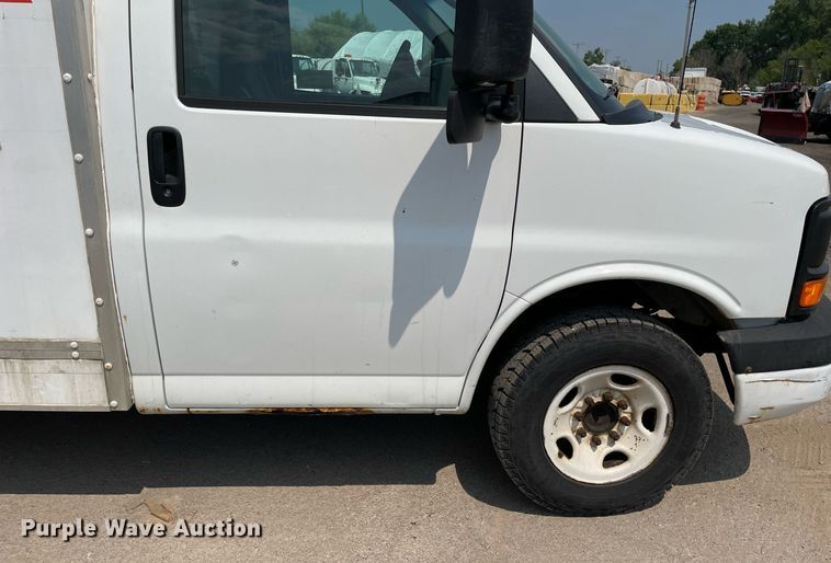 image for item DS8913 2004 GMC Savana G3500  box truck