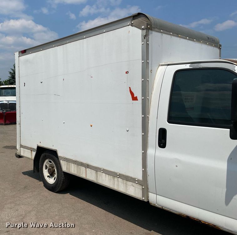 image for item DS8913 2004 GMC Savana G3500  box truck
