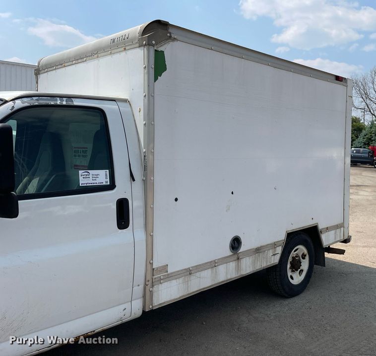 image for item DS8913 2004 GMC Savana G3500  box truck