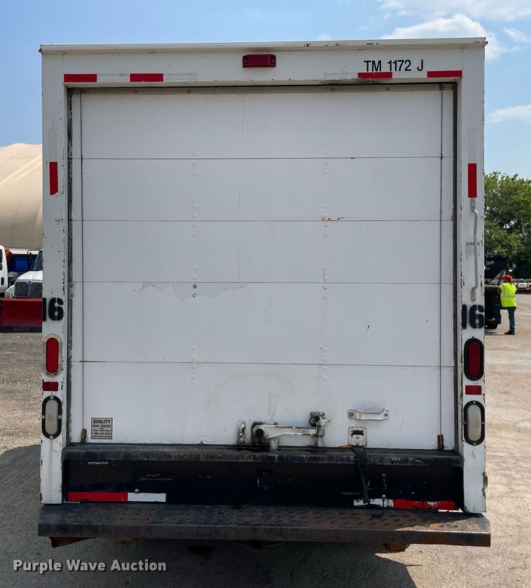 image for item DS8913 2004 GMC Savana G3500  box truck