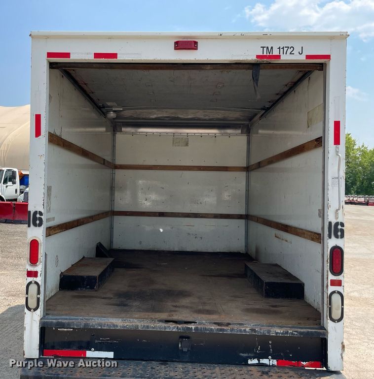 image for item DS8913 2004 GMC Savana G3500  box truck