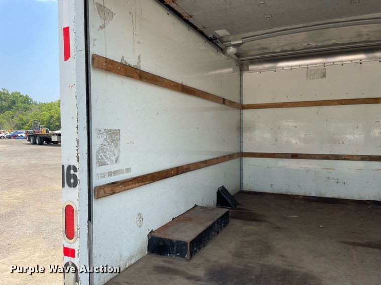 image for item DS8913 2004 GMC Savana G3500  box truck