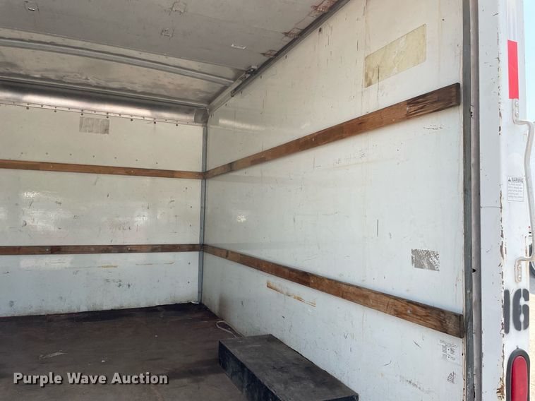 image for item DS8913 2004 GMC Savana G3500  box truck