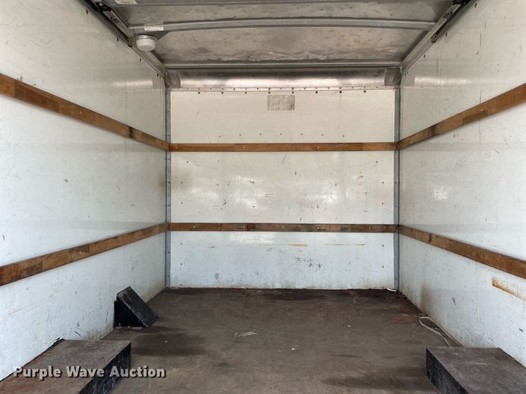 image for item DS8913 2004 GMC Savana G3500  box truck