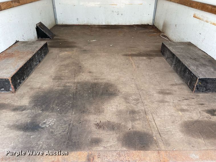 image for item DS8913 2004 GMC Savana G3500  box truck