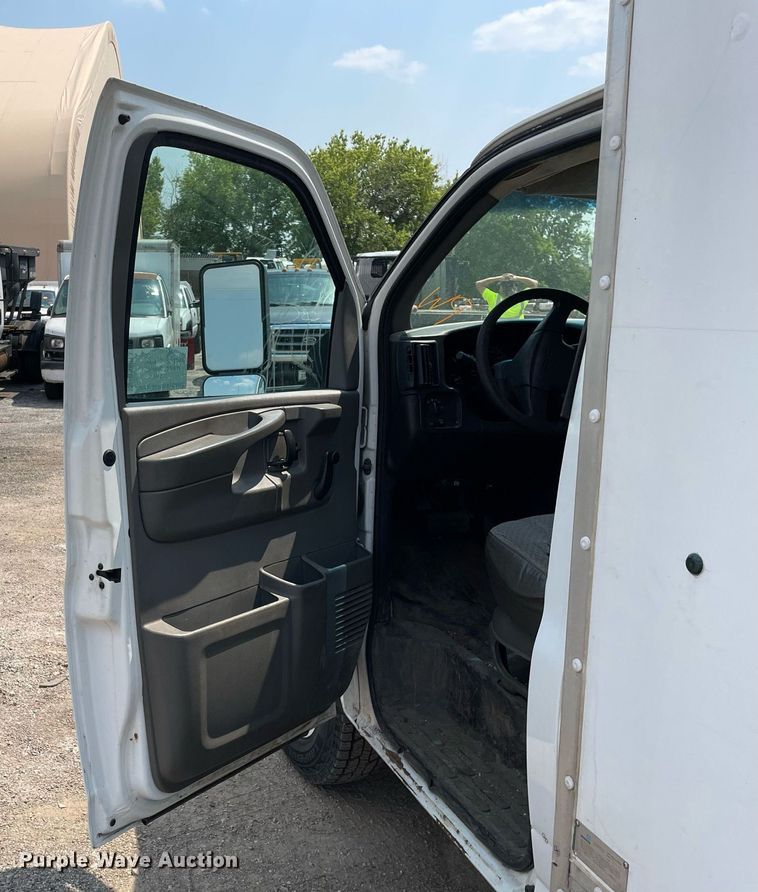 image for item DS8913 2004 GMC Savana G3500  box truck