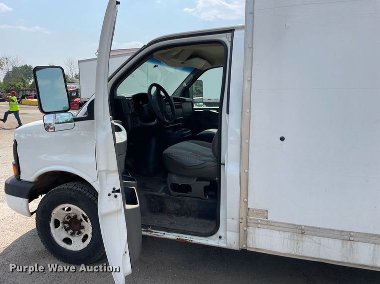 image for item DS8913 2004 GMC Savana G3500  box truck