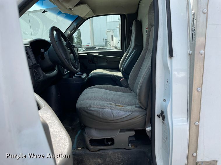 image for item DS8913 2004 GMC Savana G3500  box truck