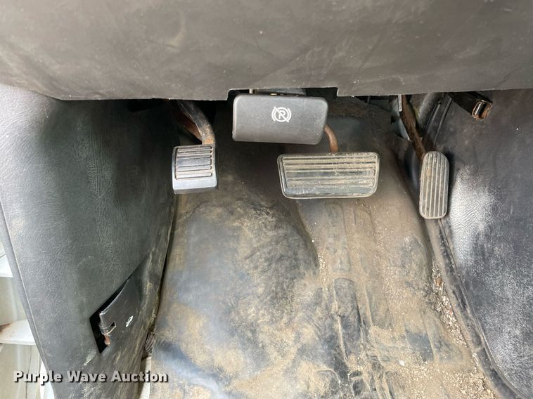 image for item DS8913 2004 GMC Savana G3500  box truck