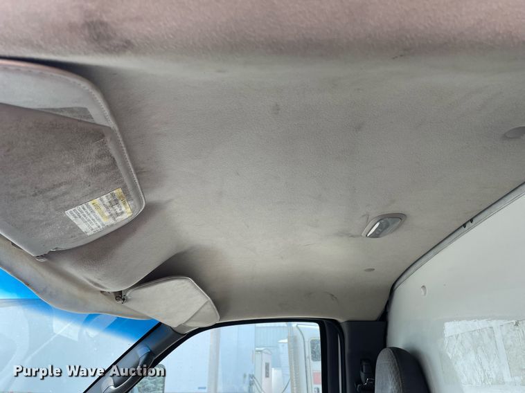 image for item DS8913 2004 GMC Savana G3500  box truck