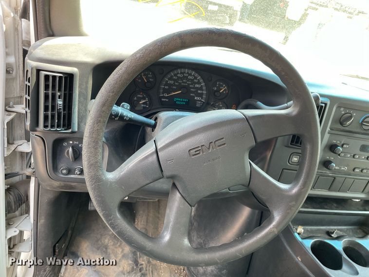 image for item DS8913 2004 GMC Savana G3500  box truck