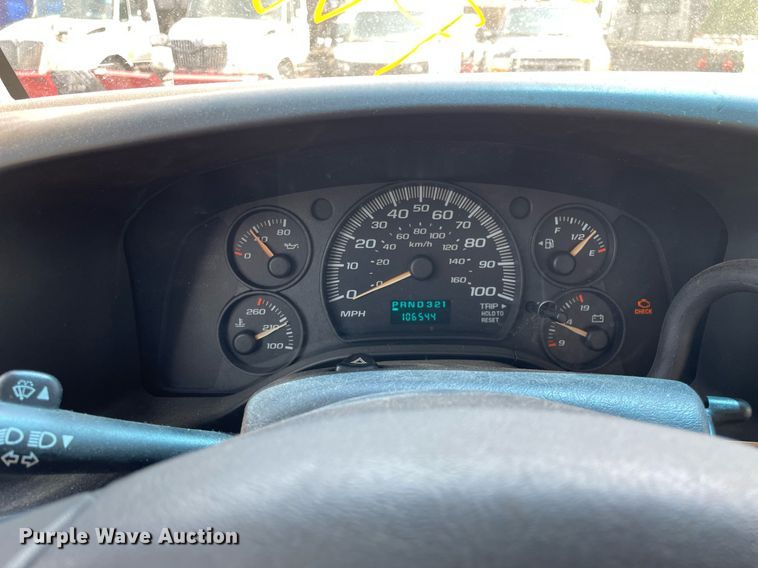 image for item DS8913 2004 GMC Savana G3500  box truck