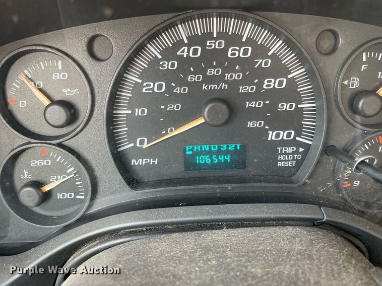 image for item DS8913 2004 GMC Savana G3500  box truck