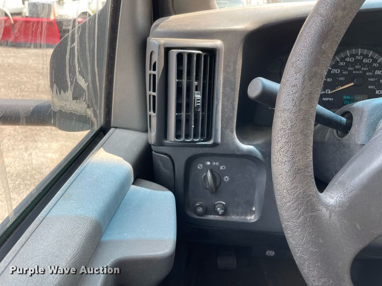 image for item DS8913 2004 GMC Savana G3500  box truck