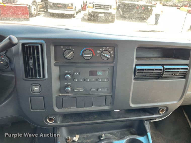 image for item DS8913 2004 GMC Savana G3500  box truck