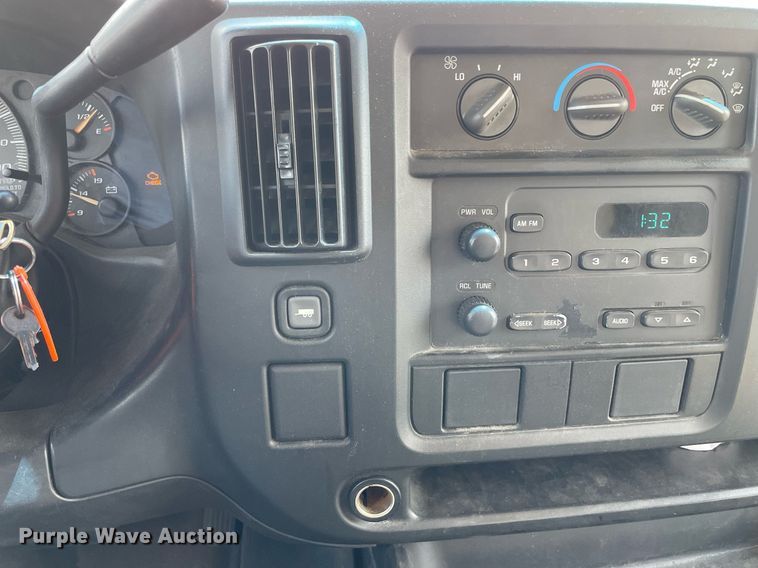 image for item DS8913 2004 GMC Savana G3500  box truck